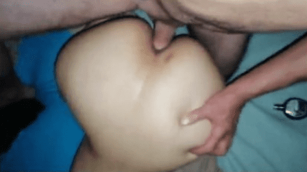 Le embuten por el culito a la colegiala y ella grita