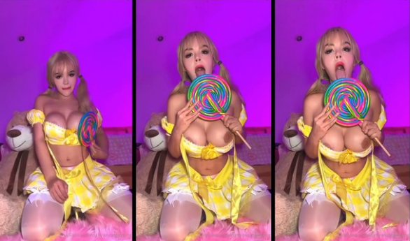 Enseñando sus exquisitas pechugas enormes