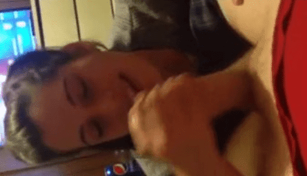 La morrita le hace un oral muy intenso