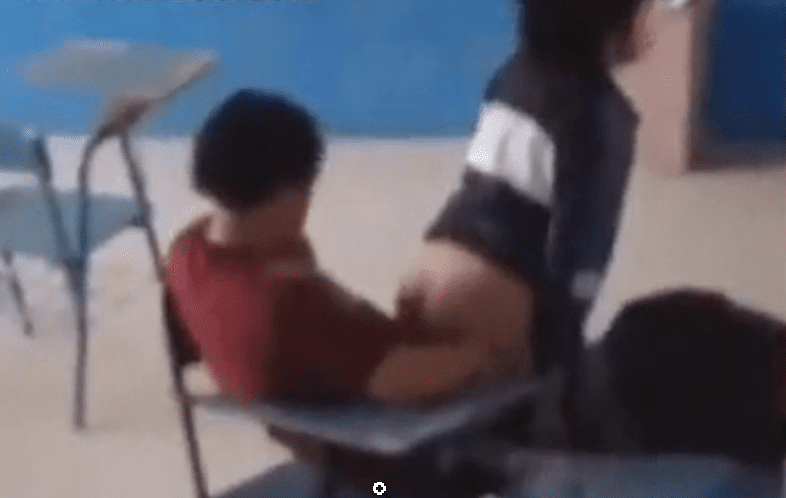 Alumnos pillados cogiendo en el aula