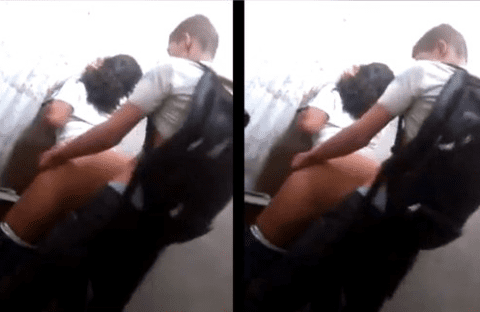 Cogiendo en los baños de la escuela y le dice a su amigo que se esconda