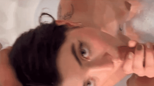 Sexo ardiente en la tina con una bella nalgona y tatuada