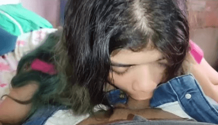 Peladita recién cumplidos los 18 y la chupa como una experta