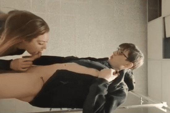 Colegiala gringa mamándosela en el baño a uno de sus compañeros