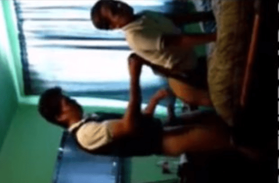 Le hace sexo oral al novio y la ponen en posición de perrito