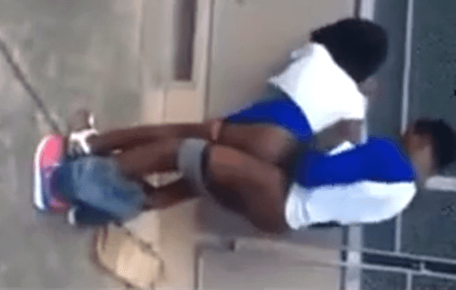 Cogiendo a una colegiala cachonda detrás de las aulas