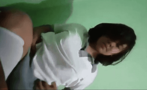 Chibola peruana desvistiéndose y calentando la escena