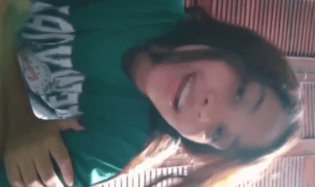 Que rico se toca la estudiante sin calzones