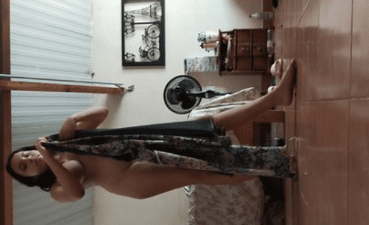 Cole caliente quitándose la ropa y filmando provocativa