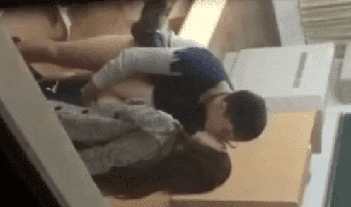 Culeando a una pendeja peruana en el living