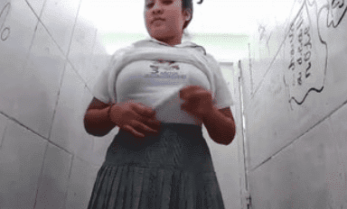 Colegiala rica se va al baño para hacer travesuras