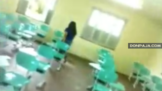 Estudiantes de prepa cogiendo dentro del salon de clases mientras los demas salieron