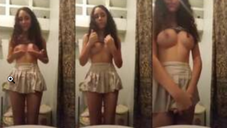 morrita colegiala les enseña las tetas a sus compañeros del colegio