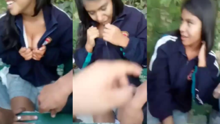 morrita colegiala de prepa le enseña las tetas a sus compañeros del salon y se deja tocar