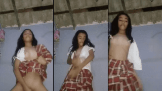 morrita colegiala cachonda enseñando las tetas a sus compañeros del colegio