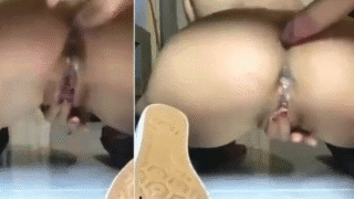 cogiendo por el culito a una linda jovencita mamona y se viene dentro de su culo xD