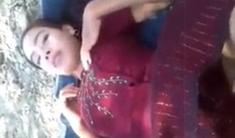 chibola peruana acepta ir a un terreno valdio a coger y el novio le graba todo